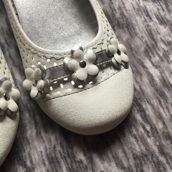 Off-white Dress Flats with Flowers - Picture 4 of 5